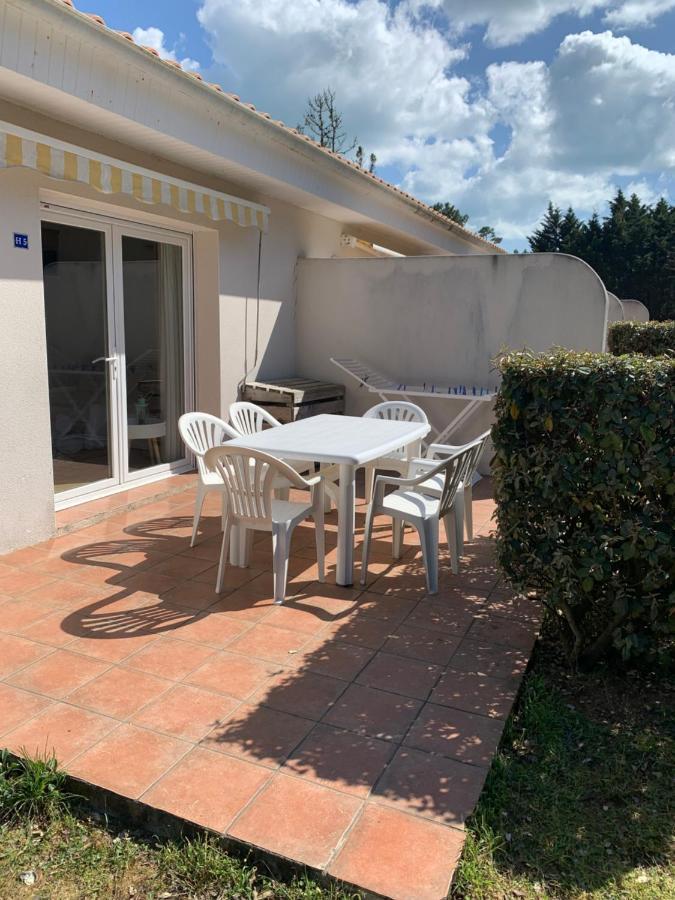 Maisonnette Avec Piscine Intérieure Chauffée à 300m De La Casa de Férias