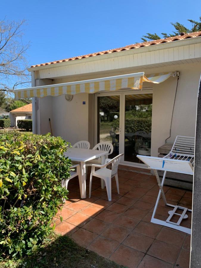 Maisonnette Avec Piscine: Cozy Beachside Retreat * Saint-Georges-d'Oleron