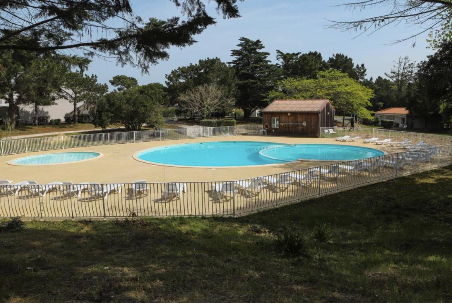 Maisonnette Avec Piscine: Cozy Beachside Retreat * Saint-Georges-d'Oleron