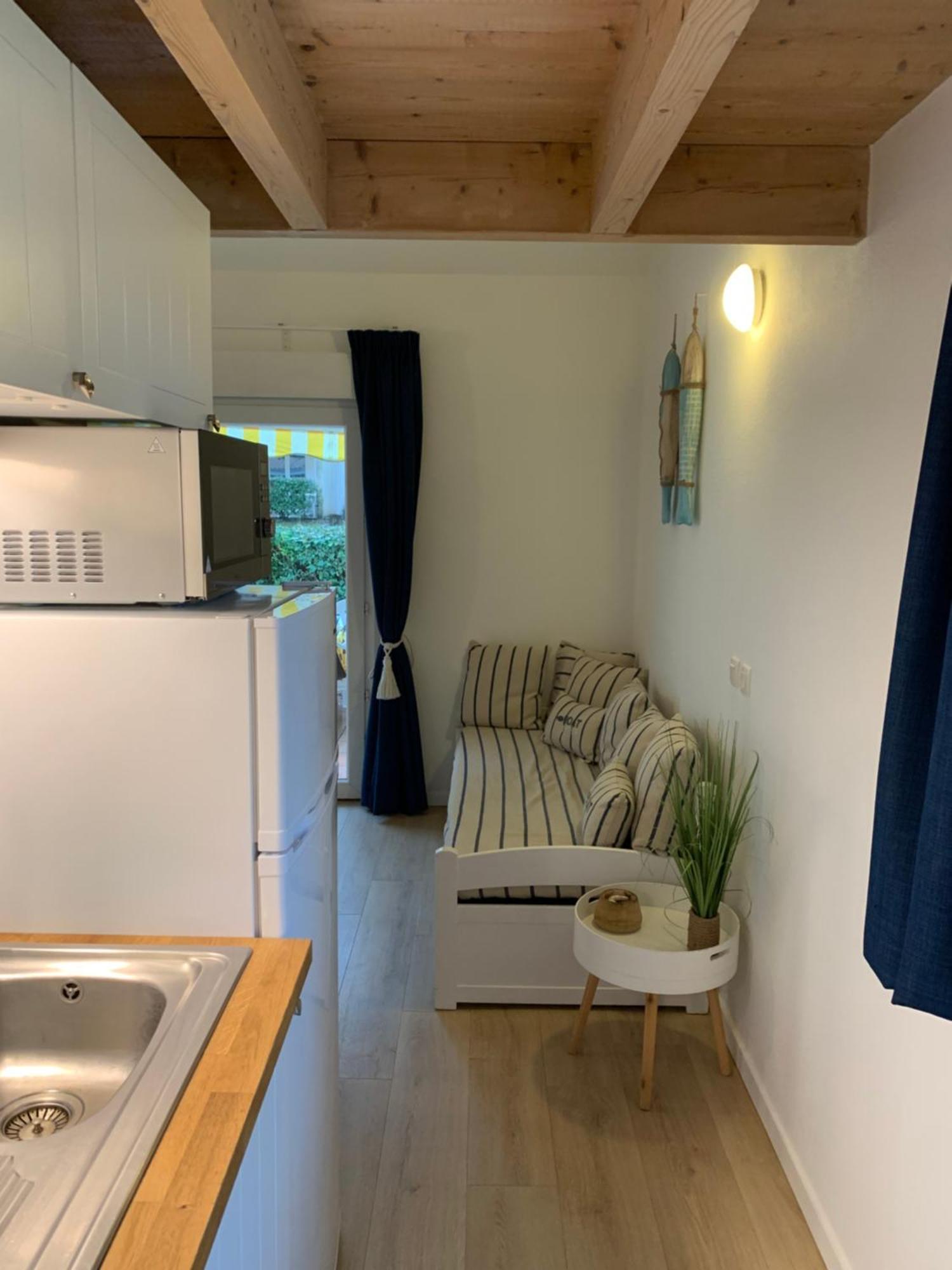 Maisonnette Avec Piscine: Cozy Beachside Retreat * Saint-Georges-d'Oleron